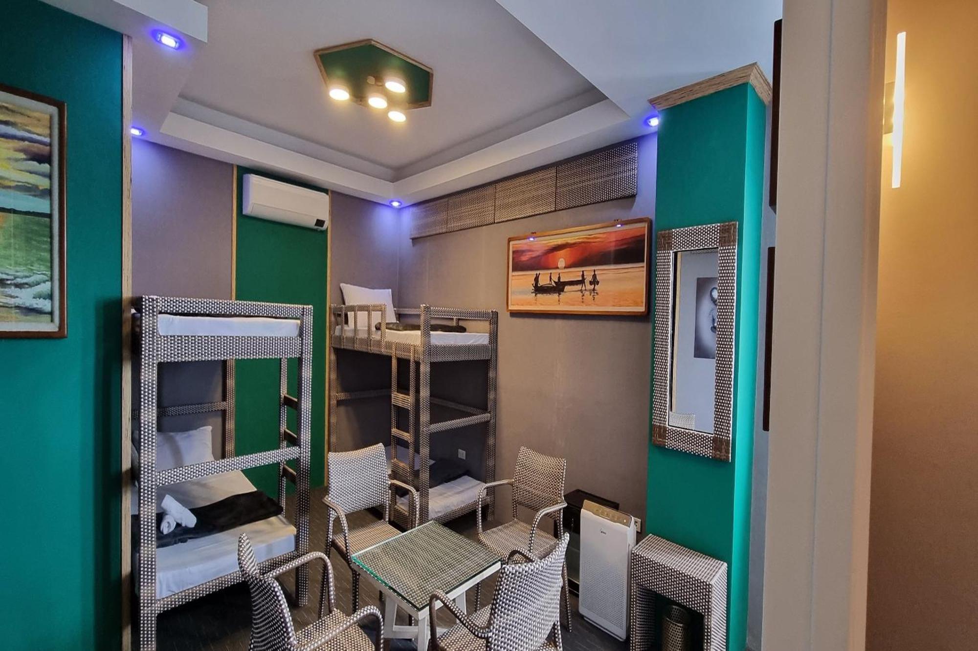 Attic Capsule Hotel Marigondon  外观 照片