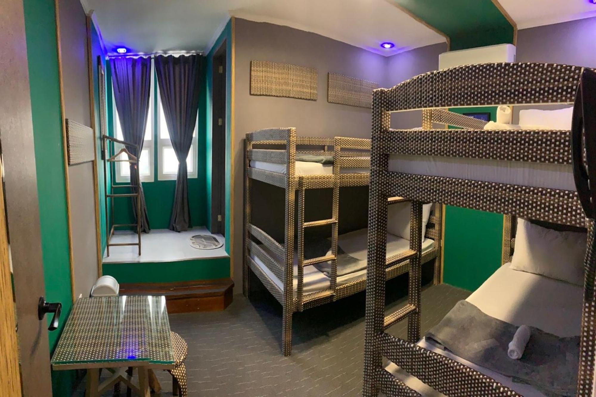 Attic Capsule Hotel Marigondon  外观 照片