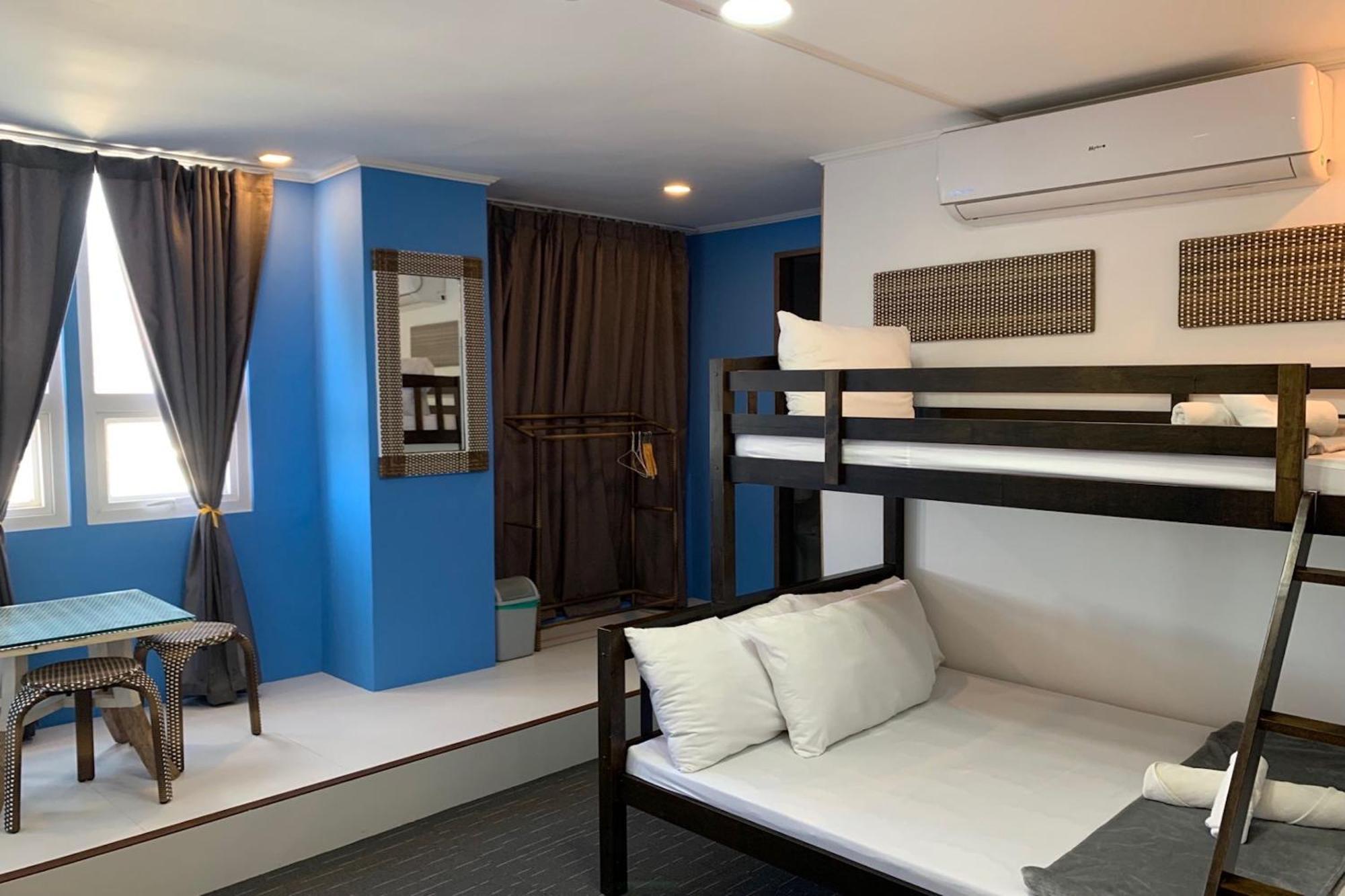 Attic Capsule Hotel Marigondon  外观 照片