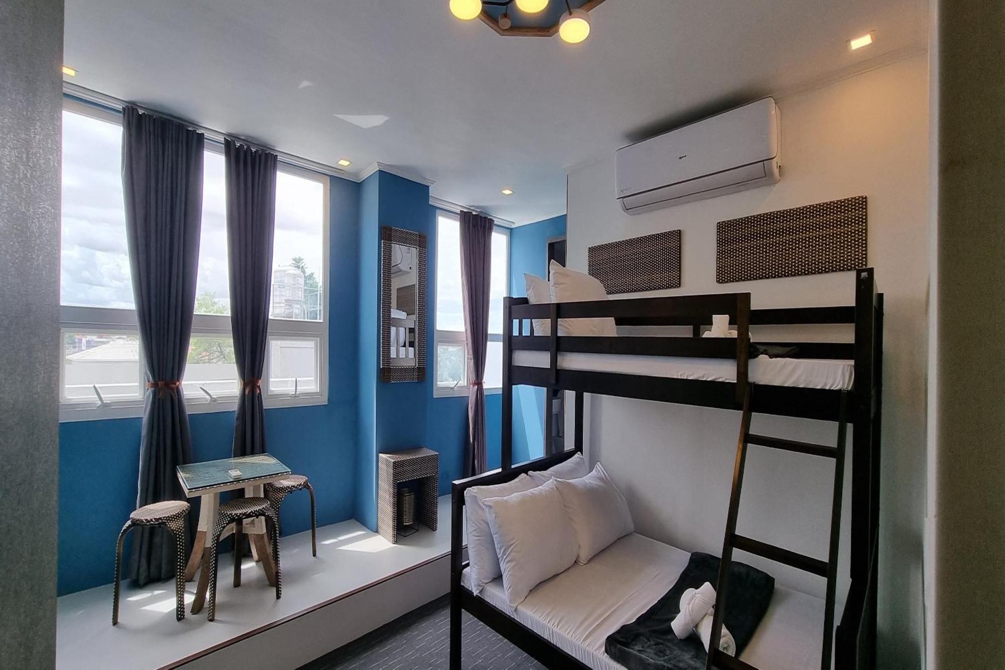 Attic Capsule Hotel Marigondon  外观 照片