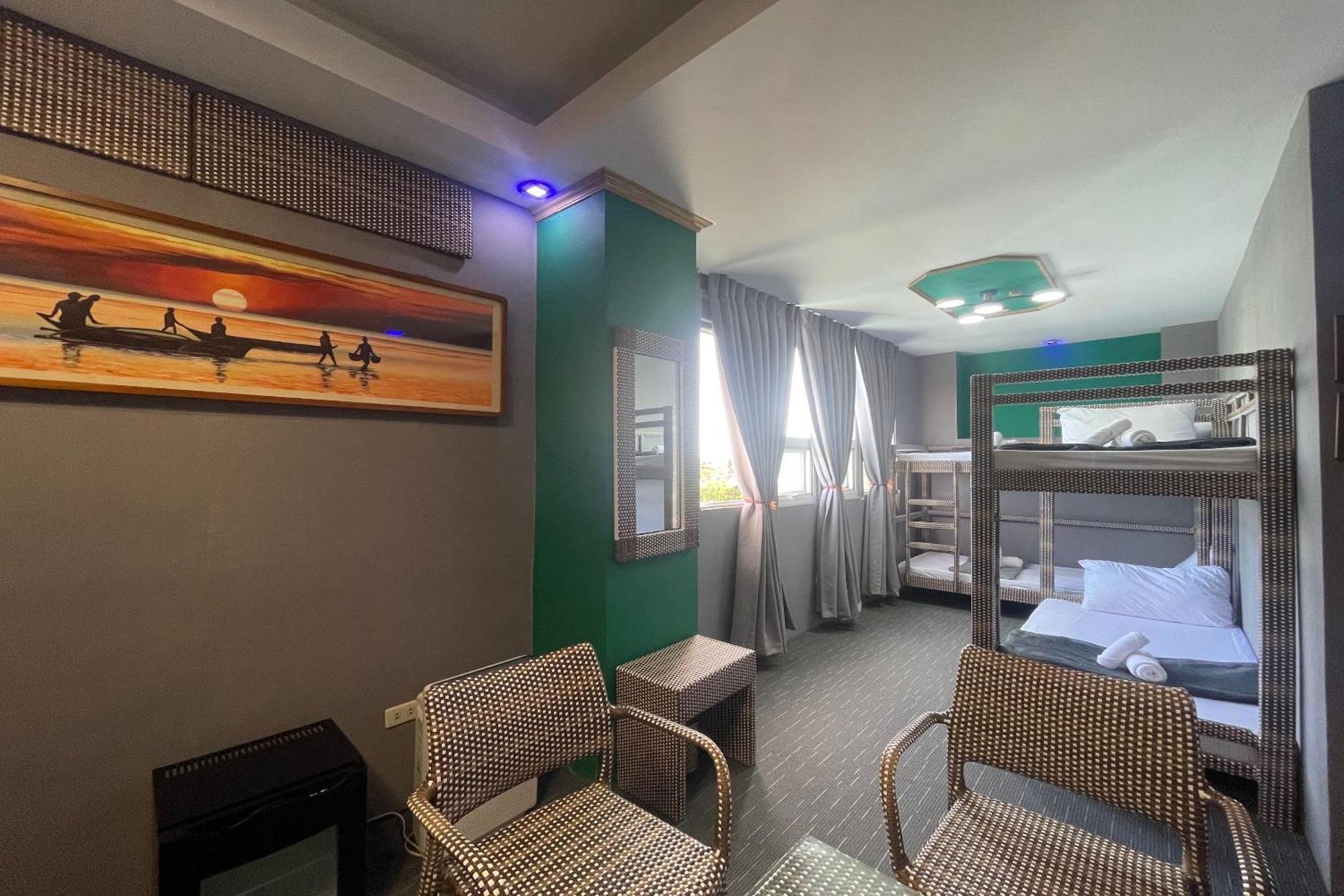 Attic Capsule Hotel Marigondon  外观 照片