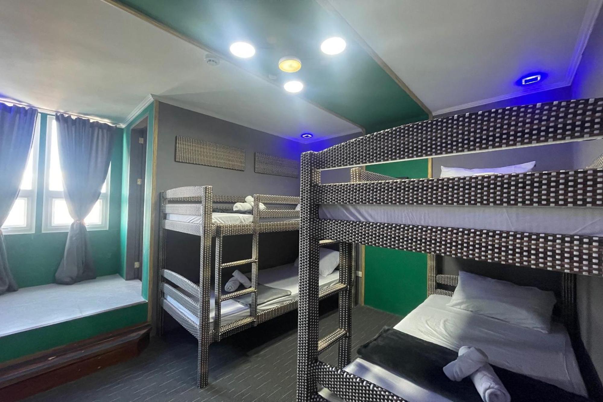 Attic Capsule Hotel Marigondon  外观 照片