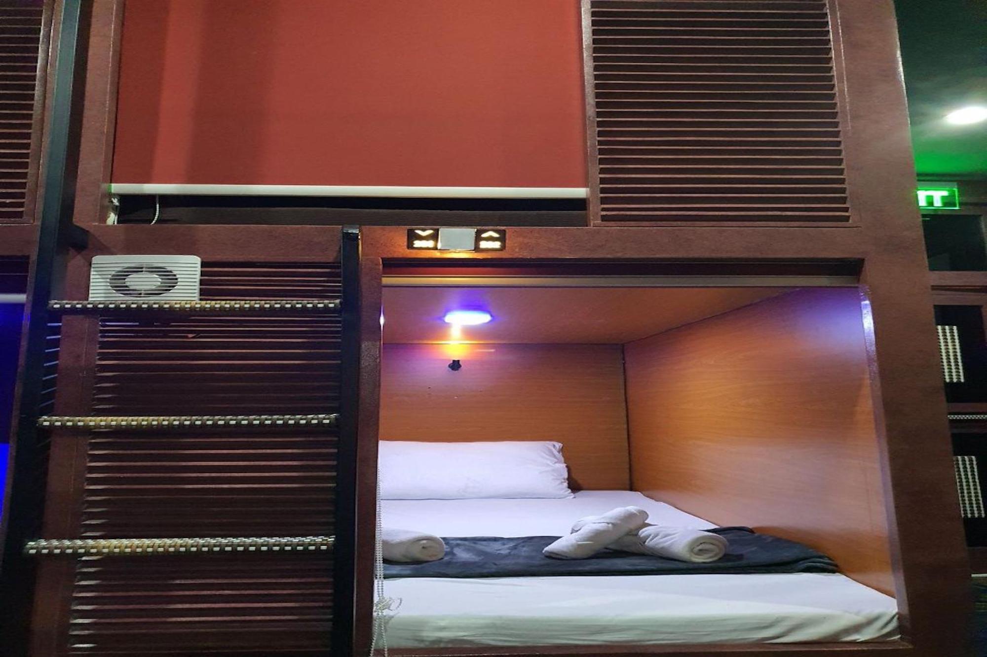 Attic Capsule Hotel Marigondon  外观 照片