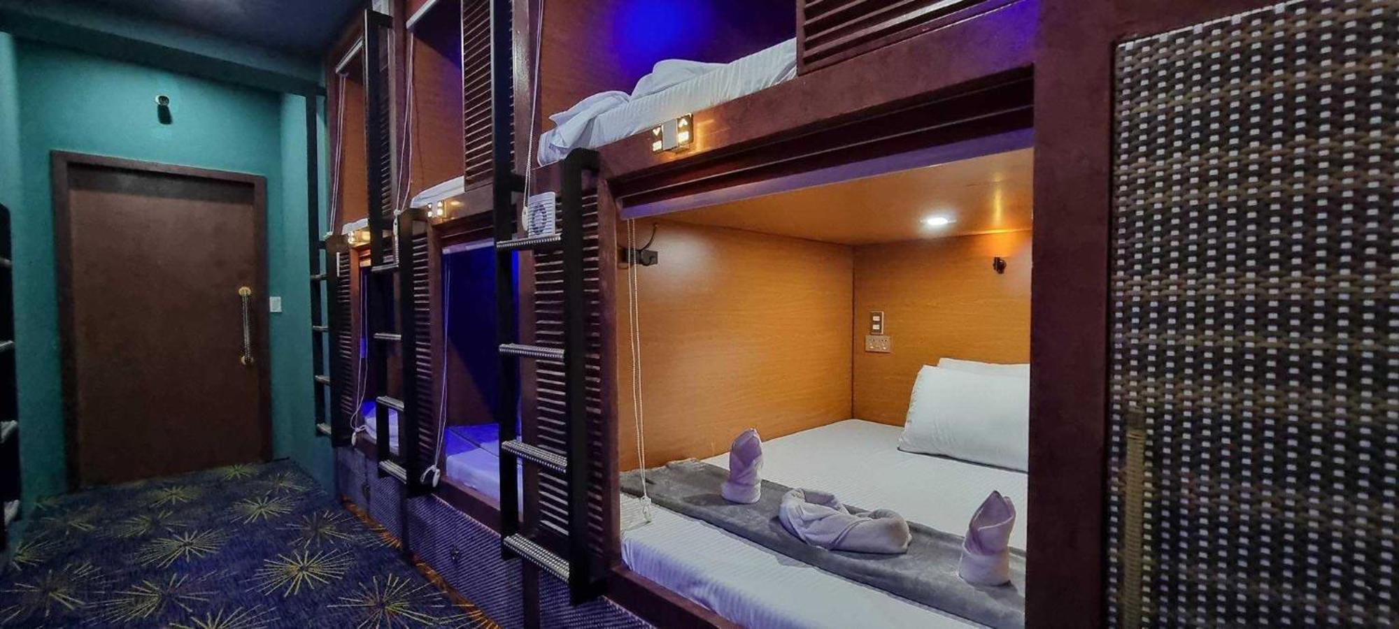 Attic Capsule Hotel Marigondon  外观 照片