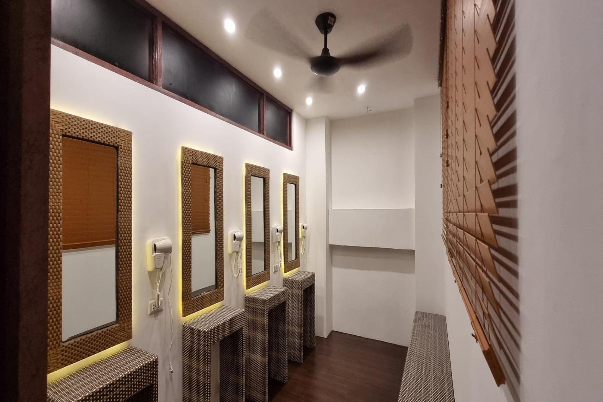 Attic Capsule Hotel Marigondon  外观 照片