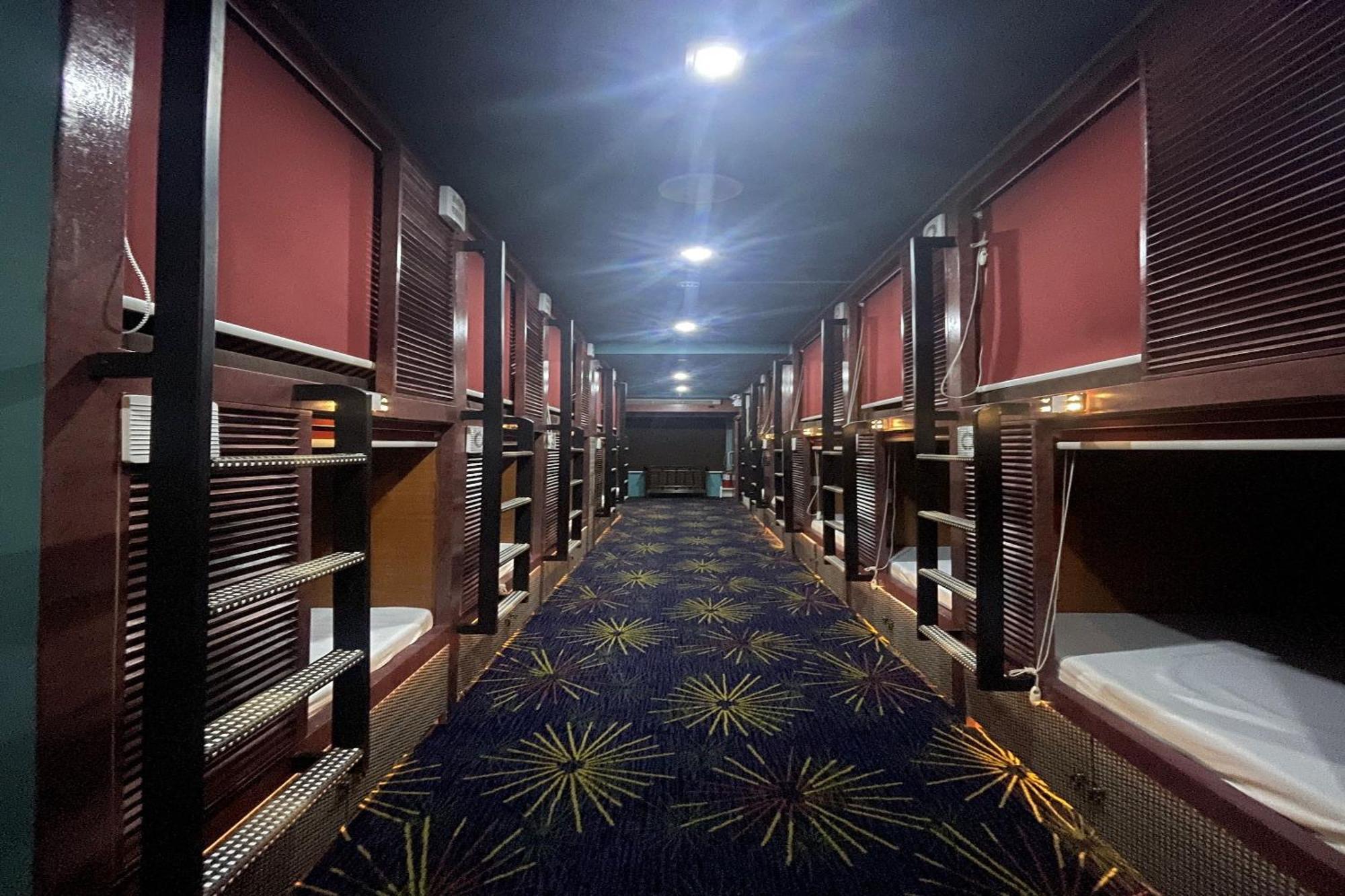 Attic Capsule Hotel Marigondon  外观 照片