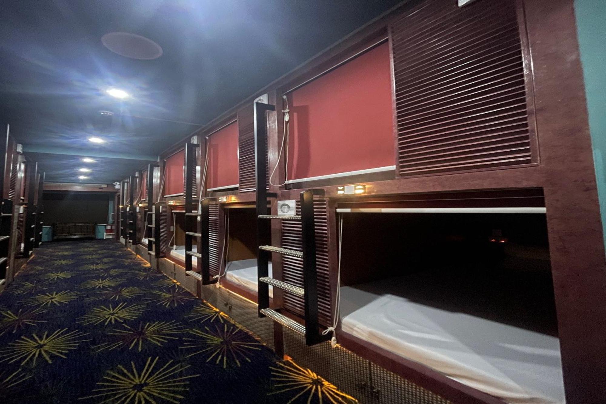 Attic Capsule Hotel Marigondon  外观 照片