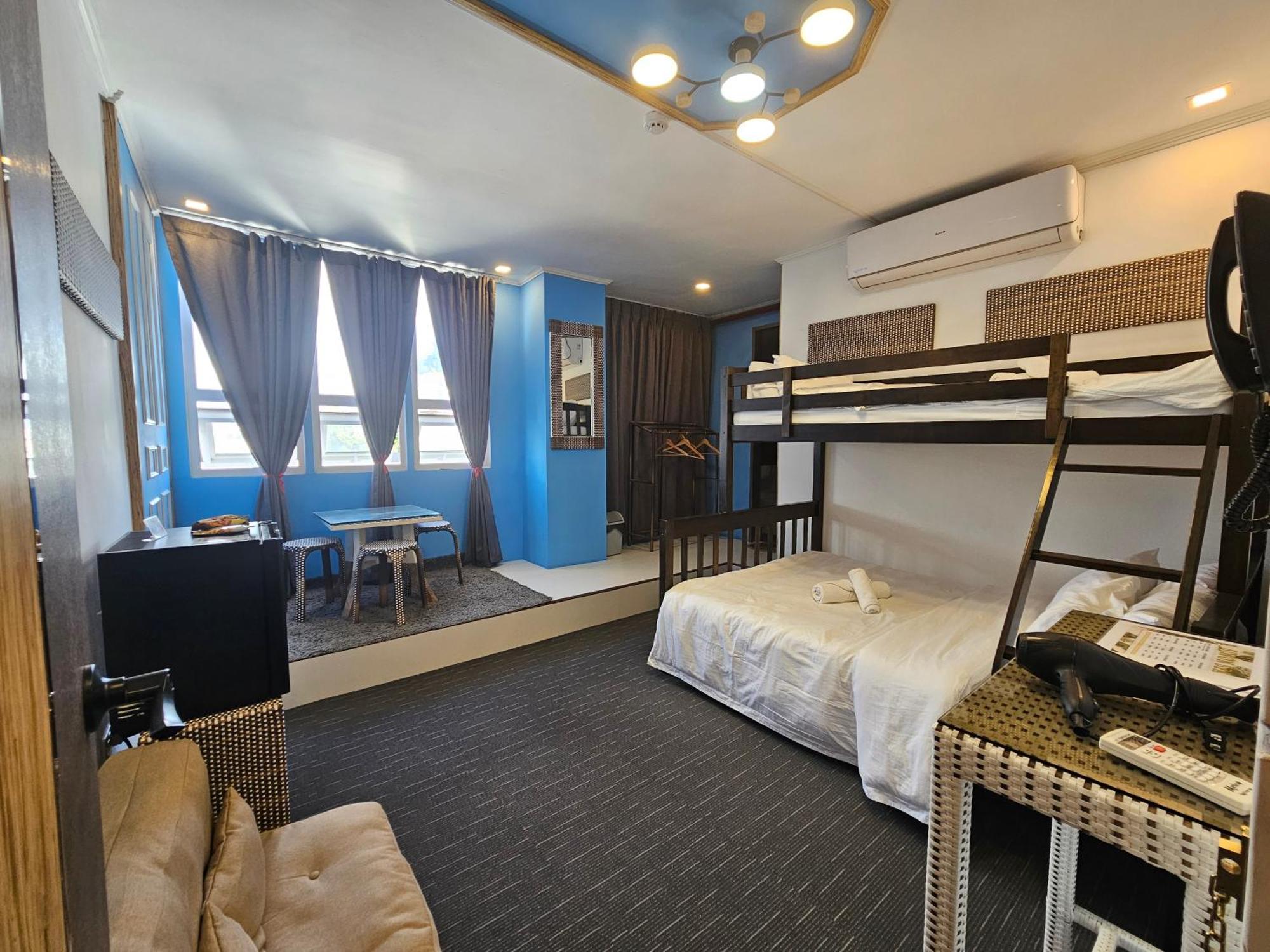 Attic Capsule Hotel Marigondon  外观 照片