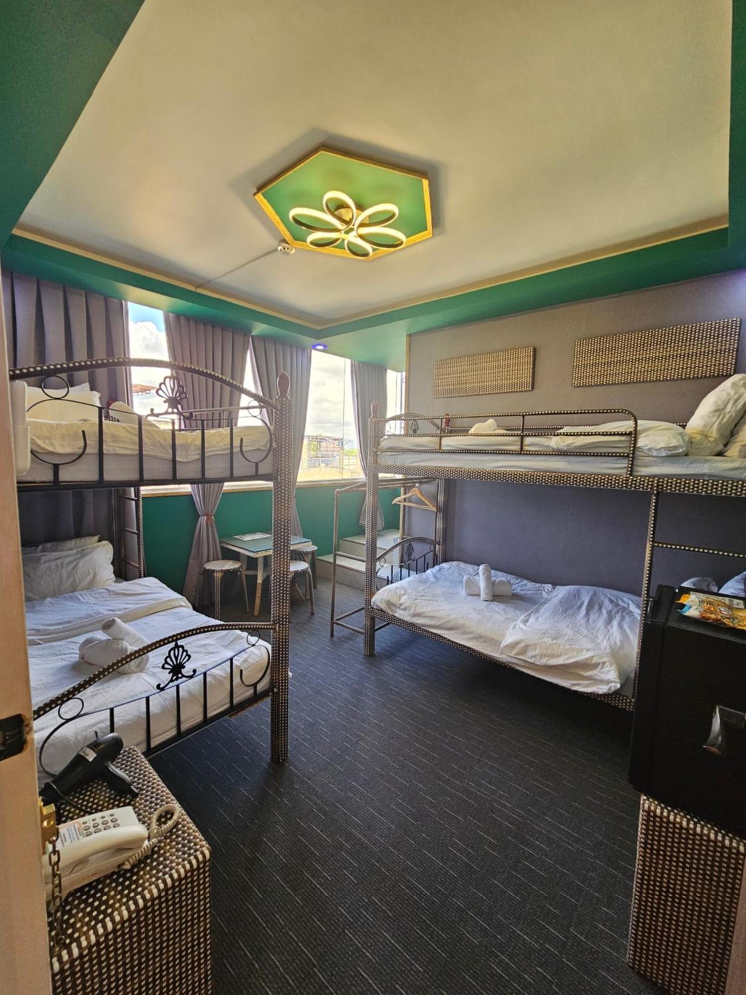 Attic Capsule Hotel Marigondon  外观 照片